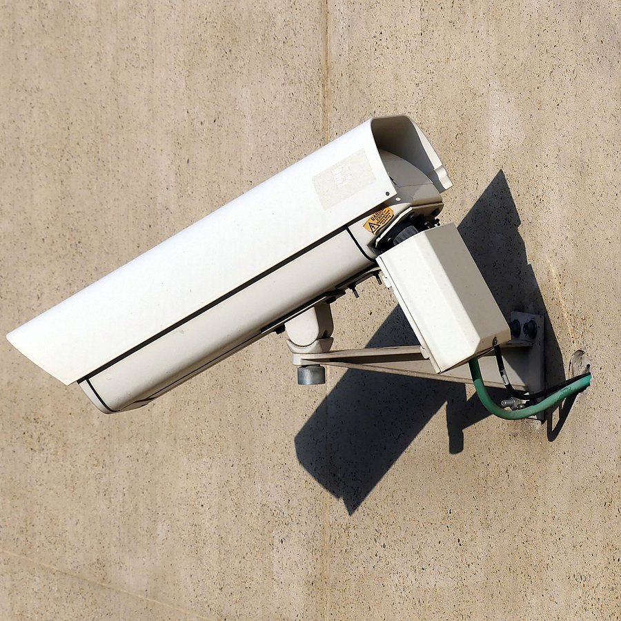 Caméra de vidéosurveillance fixée sur un mur